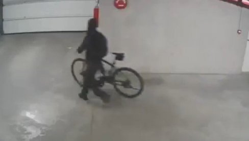 RAZBOJNIK UHVAĆEN NA DELU U ŽARKOVU: Nekoliko dana merkao situaciju, do detalja planirao pljačku, ali je nešto ipak zaboravio (VIDEO) RAZBOJNIK UHVAĆEN NA DELU U ŽARKOVU: Nekoliko dana merkao situaciju, do detalja planirao pljačku, ali je nešto ipak zaboravio (VIDEO)