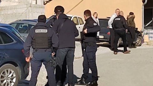 KURTIJEVA POLICIJA PRAVI HAOS PO KOSOVSKOJ MITROVICI: Hapšenje završilo pucnjavom, projektile zaustavili zidovi i fasade (VIDEO) KURTIJEVA POLICIJA PRAVI HAOS PO KOSOVSKOJ MITROVICI: Hapšenje završilo pucnjavom, projektile zaustavili zidovi i fasade (VIDEO)