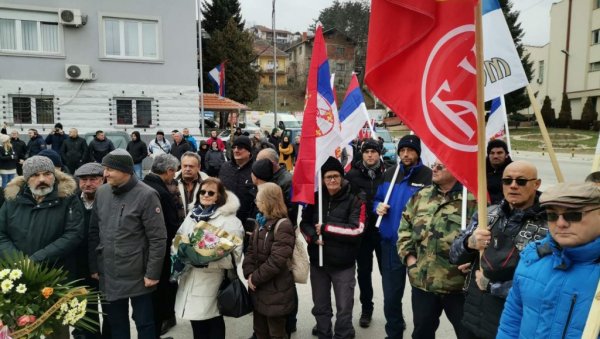 ОТКРИВЕНА СПОМЕН ПЛОЧА ТЕТОВСКИМ МУЧЕНИЦИМА: Одата пошта страдалима пре осам деценија ОТКРИВЕНА СПОМЕН ПЛОЧА ТЕТОВСКИМ МУЧЕНИЦИМА: Одата пошта страдалима пре осам деценија