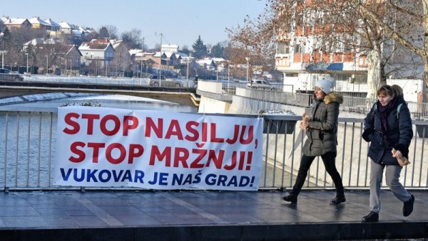 СТОП НАСИЉУ И МРЖЊИ: Одржан протест у Вуковару због напада хулигана на дечаке (ФОТО/ ВИДЕО) СТОП НАСИЉУ И МРЖЊИ: Одржан протест у Вуковару због напада хулигана на дечаке (ФОТО/ ВИДЕО)