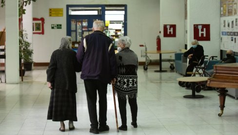 STAROST SVE VIŠE LUKSUZ: Povećane cene smeštaja u privatnim staračkim domovima, čekanje u državnim sve duže STAROST SVE VIŠE LUKSUZ: Povećane cene smeštaja u privatnim staračkim domovima, čekanje u državnim sve duže