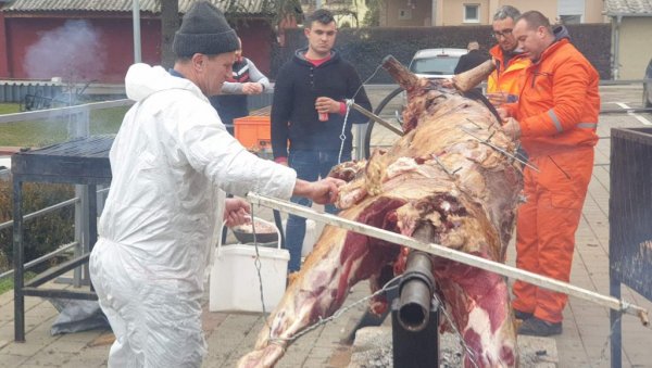 ПЕЧЕ СЕ ВО НА РАЖЊУ, КУВАЈУ ВИНО И РАКИЈА: У Грачаница спремни за дочек Српске нове године