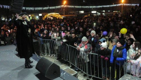 DOBAR ŠTIMUNG NA TRGU: Doček srpske Nove godine u Kraljevu