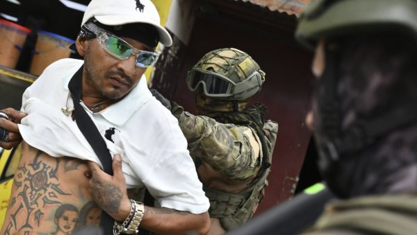 БЕЗ МИЛОСТИ - РАТ СА МАФИЈОМ У ЕКВАДОРУ: Ослобођено 11 чланова затворског особља који су држани као таоци (ФОТО) БЕЗ МИЛОСТИ - РАТ СА МАФИЈОМ У ЕКВАДОРУ: Ослобођено 11 чланова затворског особља који су држани као таоци (ФОТО)