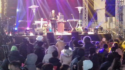 MLADOST OKUPLJENA UPRKOS HLADNOĆI: Pravoslavna Nova godina u Gračanici dočekana uz vatromet, vola na ražnju, kuvano vino i rakiju i muziku MLADOST OKUPLJENA UPRKOS HLADNOĆI: Pravoslavna Nova godina u Gračanici dočekana uz vatromet, vola na ražnju, kuvano vino i rakiju i muziku