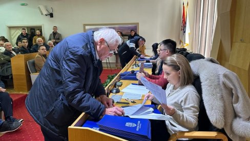 TRSTENIČANIN ŽIVI U STAROJ ZGRADI, ALI JE ISKORISTIO ŠANSU: Kako do nove stolarije uz pomoć države? TRSTENIČANIN ŽIVI U STAROJ ZGRADI, ALI JE ISKORISTIO ŠANSU: Kako do nove stolarije uz pomoć države?
