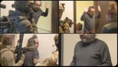 OVAKO JE UHAPŠEN AMERIČKI NOVINAR KOJI JE KASNIJE UMRO U ZATVORU: Ukrajinci uperili oružje u njega, pa mu vršljali po kući (VIDEO)