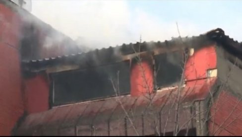 НЕМАМО СТРУЈУ НИ ГРЕЈАЊЕ, БОЈИМО СЕ ДА ПОНОВО НЕ ПЛАНЕ: Дан после стравичног пожара у београдском насељу Бањица станари у страху НЕМАМО СТРУЈУ НИ ГРЕЈАЊЕ, БОЈИМО СЕ ДА ПОНОВО НЕ ПЛАНЕ: Дан после стравичног пожара у београдском насељу Бањица станари у страху