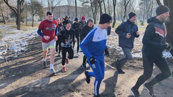 КАО У ЦЕНТРАЛ ПАРКУ У ЊУЈОРКУ: Зрењанинци кроз трчање пркосе снегу и ниским температурама (ФОТО) КАО У ЦЕНТРАЛ ПАРКУ У ЊУЈОРКУ: Зрењанинци кроз трчање пркосе снегу и ниским температурама (ФОТО)