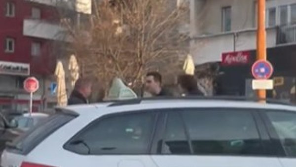 СУДАРИЛИ СЕ ПА ЗАСЕВАЛЕ ПЕСНИЦЕ: Туча због свађе у саобраћају код Каленић пијаце (ВИДЕО) СУДАРИЛИ СЕ ПА ЗАСЕВАЛЕ ПЕСНИЦЕ: Туча због свађе у саобраћају код Каленић пијаце (ВИДЕО)
