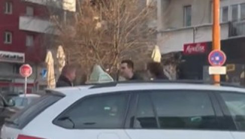 SUDARILI SE PA ZASEVALE PESNICE: Tuča zbog svađe u saobraćaju kod Kalenić pijace (VIDEO) SUDARILI SE PA ZASEVALE PESNICE: Tuča zbog svađe u saobraćaju kod Kalenić pijace (VIDEO)