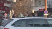 СУДАРИЛИ СЕ ПА ЗАСЕВАЛЕ ПЕСНИЦЕ: Туча због свађе у саобраћају код Каленић пијаце (ВИДЕО) СУДАРИЛИ СЕ ПА ЗАСЕВАЛЕ ПЕСНИЦЕ: Туча због свађе у саобраћају код Каленић пијаце (ВИДЕО)