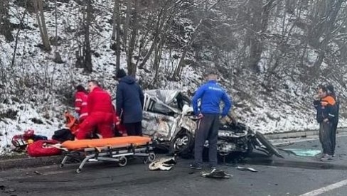 TEŽAK UDES KOD VALJEVA, AUTOMOBIL ZGUŽVAN KAO DA JE OD PAPIRA: Ima povređenih (FOTO) TEŽAK UDES KOD VALJEVA, AUTOMOBIL ZGUŽVAN KAO DA JE OD PAPIRA: Ima povređenih (FOTO)