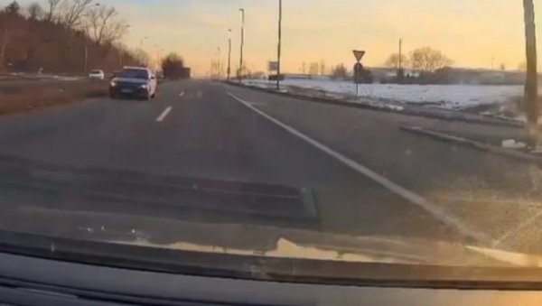 КОНТРАСМЕРОМ ПУНИМ ГАСОМ: Застрашујући снимак са Новосадског пута (ВИДЕО) КОНТРАСМЕРОМ ПУНИМ ГАСОМ: Застрашујући снимак са Новосадског пута (ВИДЕО)