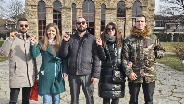 „СРПСКА НИТ“ ДОНЕЛА ПОКЛОНЕ: Невладина организација из Црне Горе обрадовала децу и најугроженије на Космету „СРПСКА НИТ“ ДОНЕЛА ПОКЛОНЕ: Невладина организација из Црне Горе обрадовала децу и најугроженије на Космету