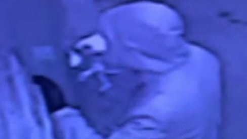 LOPOV UHVAĆEN NADZORNOM KAMEROM NA DORĆOLU: Maskirao se, pa u 7 ujutru ukrao bicikl (VIDEO)