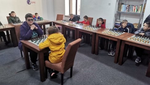 ОДРЖАНА ШАХОВСКА СИМУЛТАНКА У ТРЕБИЊУ: Деца учила од Ане Бендераћ ОДРЖАНА ШАХОВСКА СИМУЛТАНКА У ТРЕБИЊУ: Деца учила од Ане Бендераћ