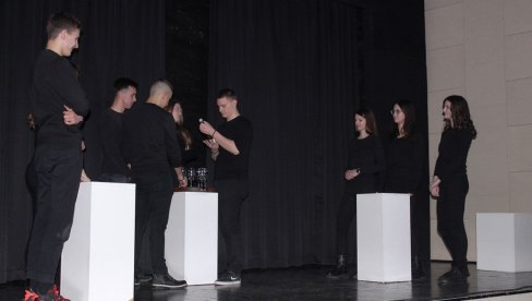 U NEVESINJU PREMIJERNO IZVEDENA PREDSTAVA “ISPOČETKA”: Mladi glumci oduševili sugrađane U NEVESINJU PREMIJERNO IZVEDENA PREDSTAVA “ISPOČETKA”: Mladi glumci oduševili sugrađane