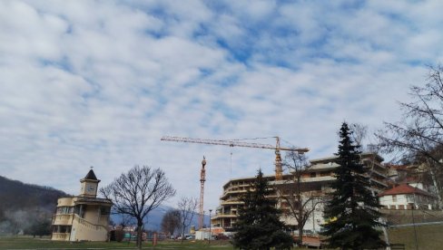 ВРАЊСКА БАЊА, ОМИЉЕНА И ОБРЕНОВИЋИМА, И КАРАЂОРЂЕВИЋИМА, ДОБИЈА НЕСВАКИДАШЊИ СПОМЕНИК: Краљ Петар Први на кружном току ВРАЊСКА БАЊА, ОМИЉЕНА И ОБРЕНОВИЋИМА, И КАРАЂОРЂЕВИЋИМА, ДОБИЈА НЕСВАКИДАШЊИ СПОМЕНИК: Краљ Петар Први на кружном току
