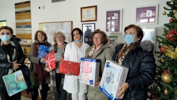 КОЛО СРПСКИХ СЕСТАРА ЕПАРХИЈА БАЧКЕ ДАРОВАЛО ПРВОРОЂЕНУ ДЕЦУ У СРПСКОЈ НОВОЈ ГОДИНИ: Ивана, Александар, па још седам беба КОЛО СРПСКИХ СЕСТАРА ЕПАРХИЈА БАЧКЕ ДАРОВАЛО ПРВОРОЂЕНУ ДЕЦУ У СРПСКОЈ НОВОЈ ГОДИНИ: Ивана, Александар, па још седам беба