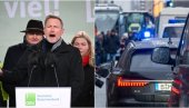 HAOS NA PROTESTU U BERLINU: Izviždali ministra, pa bacali pirotehniku - više osoba uhapšeno (FOTO)