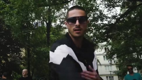 REPER IZBEGAO TRAGEDIJU PA OBRADIO STOJIN HIT: Cunami objavio „Splav“ (VIDEO) REPER IZBEGAO TRAGEDIJU PA OBRADIO STOJIN HIT: Cunami objavio „Splav“ (VIDEO)