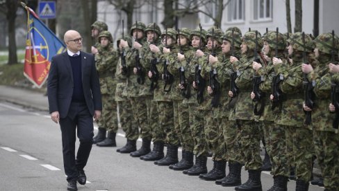 ВУЧЕВИЋ: Војска нам је данас спремнија, снажнија, опремљенија, надам се да се никада у Србији неће вратити политика коју је ВУЧЕВИЋ: Војска нам је данас спремнија, снажнија, опремљенија, надам се да се никада у Србији неће вратити политика коју је