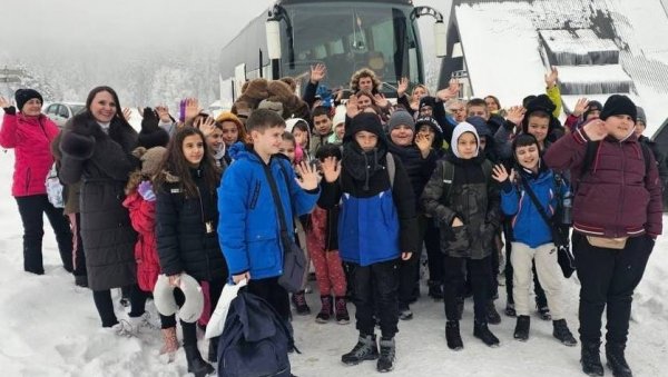 МАЛИШАНИ СА КиМ ОТИШЛИ НА БЕСПЛАТНО ЗИМОВАЊЕ: Деца из наше јужне покрајине уживају на Тари МАЛИШАНИ СА КиМ ОТИШЛИ НА БЕСПЛАТНО ЗИМОВАЊЕ: Деца из наше јужне покрајине уживају на Тари