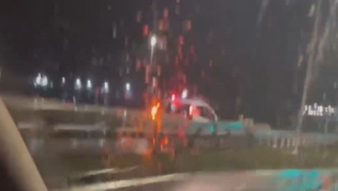 LJUDI NIKAKO DA SE OPAMETE: Pojavio se novi snimak vožnje u kontra smeru, ovoga puta kod Surčina (VIDEO) LJUDI NIKAKO DA SE OPAMETE: Pojavio se novi snimak vožnje u kontra smeru, ovoga puta kod Surčina (VIDEO)