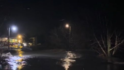 VODENA BUJICA ODNELA AUTO: Stanje u Grčkoj haotično, spasioci na terenu, kiša dodatno otežava sve (VIDEO) VODENA BUJICA ODNELA AUTO: Stanje u Grčkoj haotično, spasioci na terenu, kiša dodatno otežava sve (VIDEO)