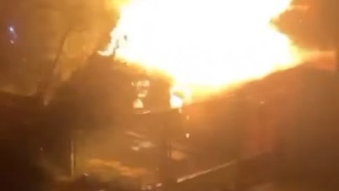 VATRA PROGUTALA KUĆU U MIRIJEVU: Plamen liže krov i zidove, vatrogasci su na terenu (VIDEO) VATRA PROGUTALA KUĆU U MIRIJEVU: Plamen liže krov i zidove, vatrogasci su na terenu (VIDEO)