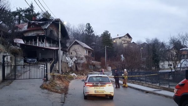 СТРАВИЧНА ЕКСПЛОЗИЈА У КУЋИ У БиХ: Младић погинуо, повређени родитељи, делови зида завршили на улици (ВИДЕО) СТРАВИЧНА ЕКСПЛОЗИЈА У КУЋИ У БиХ: Младић погинуо, повређени родитељи, делови зида завршили на улици (ВИДЕО)