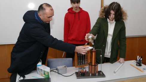 TREBINJE DOMAĆIN ŠESTE ZIMSKE ŠKOLE: O fizici na stručan način TREBINJE DOMAĆIN ŠESTE ZIMSKE ŠKOLE: O fizici na stručan način