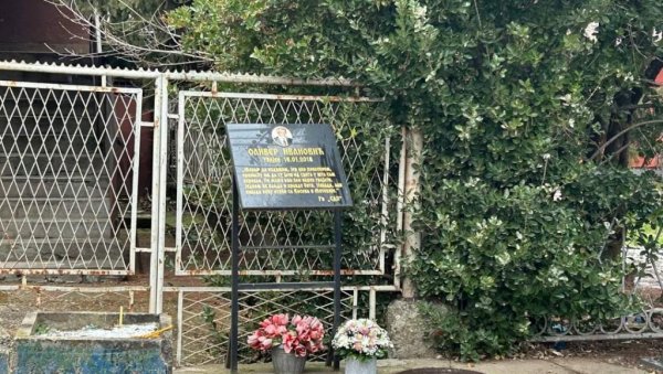 ШЕСТ ГОДИНА ОД УБИСТВА ОЛИВЕРА ИВАНОВИЋА: Свеће запалили родбина и пријатељи ШЕСТ ГОДИНА ОД УБИСТВА ОЛИВЕРА ИВАНОВИЋА: Свеће запалили родбина и пријатељи