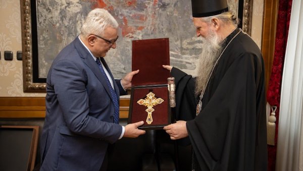 ТРАЖЕ СМЕНУ МАНДИЋА: Узбуба опозиције, дела НВО, Факултета за црногорски језик, ПЕН центра због тробојке ТРАЖЕ СМЕНУ МАНДИЋА: Узбуба опозиције, дела НВО, Факултета за црногорски језик, ПЕН центра због тробојке