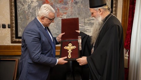 TRAŽE SMENU MANDIĆA: Uzbuba opozicije, dela NVO, Fakulteta za crnogorski jezik, PEN centra zbog trobojke TRAŽE SMENU MANDIĆA: Uzbuba opozicije, dela NVO, Fakulteta za crnogorski jezik, PEN centra zbog trobojke