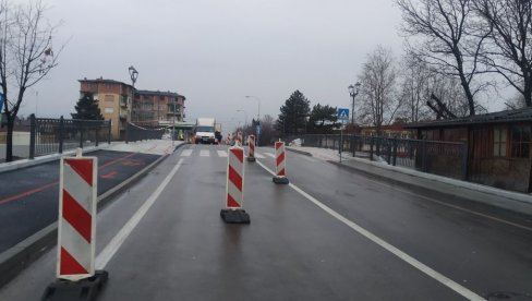 RADOVI NA NOVOM MOSTU U PARAĆINU: Danas i sutra za saobraćaj jedna traka (FOTO) RADOVI NA NOVOM MOSTU U PARAĆINU: Danas i sutra za saobraćaj jedna traka (FOTO)