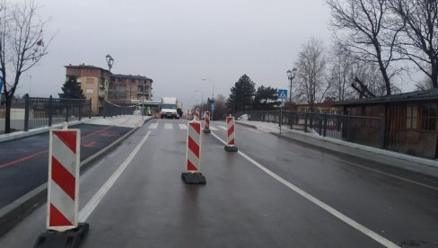 RADOVI NA NOVOM MOSTU U PARAĆINU: Danas i sutra za saobraćaj jedna traka (FOTO)