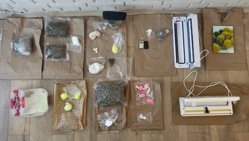 NOVOSADSKA POLICIJA ZAPLENILA 1,4 KILOGRAMA NARKOTIKA: Uhapšen muškarac iz okoline Bačke Palanke osumnjičen za trgovinu drogom NOVOSADSKA POLICIJA ZAPLENILA 1,4 KILOGRAMA NARKOTIKA: Uhapšen muškarac iz okoline Bačke Palanke osumnjičen za trgovinu drogom