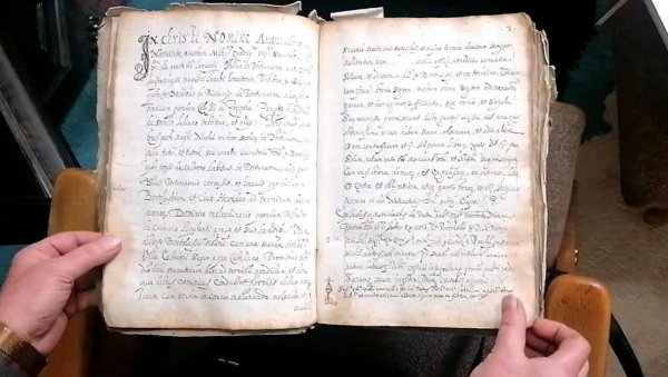 НЕВЕРОВАТНО БЛАГО У ВРШЦУ: У Градској библиотеци чувају вредну књигу рукописану 1424. године НЕВЕРОВАТНО БЛАГО У ВРШЦУ: У Градској библиотеци чувају вредну књигу рукописану 1424. године