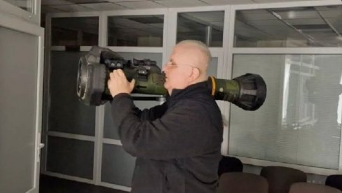 ČANAK PRETI SRBIMA ŠIPTARSKIM ORUŽJEM: U Ukrajini im, ipak, nije pomoglo (FOTO) ČANAK PRETI SRBIMA ŠIPTARSKIM ORUŽJEM: U Ukrajini im, ipak, nije pomoglo (FOTO)
