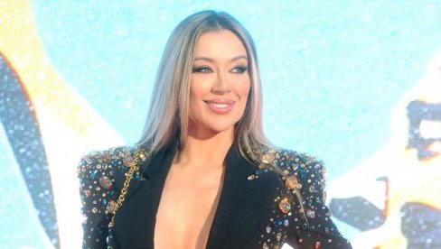 SNIMAK TEE TAIROVIĆ USIJAO MREŽE: Ona meša, a haljina sama klizi (VIDEO) SNIMAK TEE TAIROVIĆ USIJAO MREŽE: Ona meša, a haljina sama klizi (VIDEO)