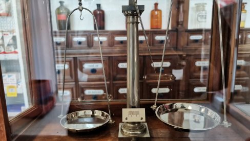 SAČUVANA BAŠTINA ČUVENOG APOTEKARA: Nasleđe dr Dragoslava Kedrovića iz 1868. poklonjeno Narodnom muzeju u Kruševcu SAČUVANA BAŠTINA ČUVENOG APOTEKARA: Nasleđe dr Dragoslava Kedrovića iz 1868. poklonjeno Narodnom muzeju u Kruševcu