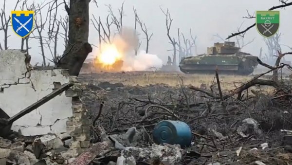 СНИМЉЕНА БЛИСКА БОРБА РУСКОГ И УКРАЈИНСКОГ ТЕНКА: За неколико тренутака возило потпуно уништено (ВИДЕО) СНИМЉЕНА БЛИСКА БОРБА РУСКОГ И УКРАЈИНСКОГ ТЕНКА: За неколико тренутака возило потпуно уништено (ВИДЕО)