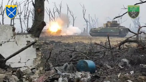 SNIMLJENA BLISKA BORBA RUSKOG I UKRAJINSKOG TENKA: Za nekoliko trenutaka vozilo potpuno uništeno (VIDEO) SNIMLJENA BLISKA BORBA RUSKOG I UKRAJINSKOG TENKA: Za nekoliko trenutaka vozilo potpuno uništeno (VIDEO)