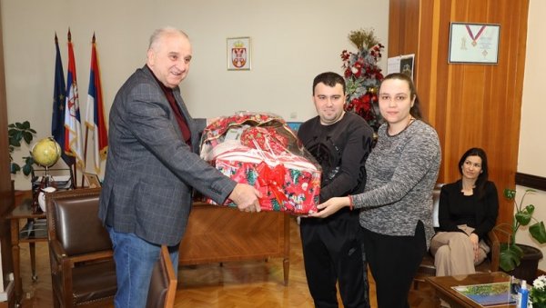 ЗЛАТНИК ЗА МАЛУ СТЕФАНИЈУ: Ово је прва беба рођена у Великом Градишту ЗЛАТНИК ЗА МАЛУ СТЕФАНИЈУ: Ово је прва беба рођена у Великом Градишту