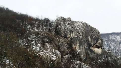 TAJNE SREDNJOVEKOVNOG PETRUSA: Još žive legende o Krstatoj steni i Pećini isposnici u nekadašnjem gradu Vojvode Crepa TAJNE SREDNJOVEKOVNOG PETRUSA: Još žive legende o Krstatoj steni i Pećini isposnici u nekadašnjem gradu Vojvode Crepa