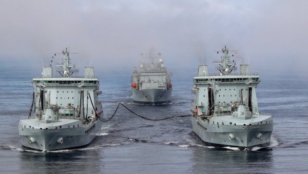 ПОГИНУО БРИТАНСКИ ВОЈНИК: Хеликоптер Краљевске морнарице пао у море током војне вежбе ПОГИНУО БРИТАНСКИ ВОЈНИК: Хеликоптер Краљевске морнарице пао у море током војне вежбе