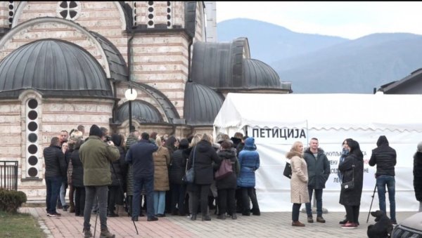 СРБИ НИСУ УКЛОНИЛИ ШАТОР: Напета ситуација у Лепосавићу, поред зграде општине припадници тзв. косовске полиције (ФОТО) СРБИ НИСУ УКЛОНИЛИ ШАТОР: Напета ситуација у Лепосавићу, поред зграде општине припадници тзв. косовске полиције (ФОТО)