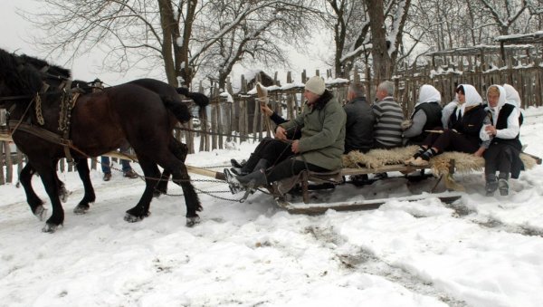 ЈАДАР ЧУВА ПРЕЛА И ПОСЕЛА: Борба људи у лозничком крају да од заборава спасу обичаје и традицију ЈАДАР ЧУВА ПРЕЛА И ПОСЕЛА: Борба људи у лозничком крају да од заборава спасу обичаје и традицију